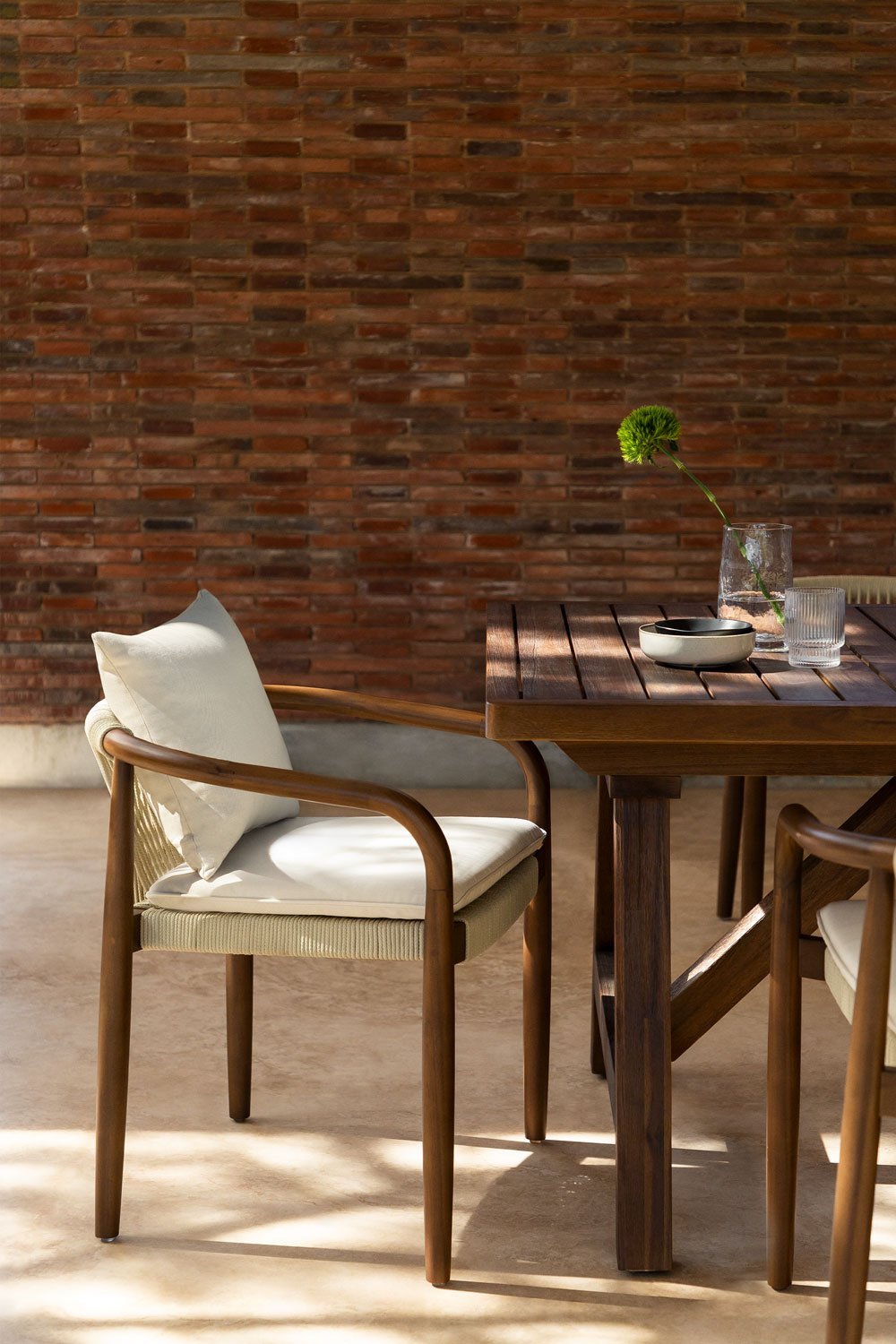 Confezione da 2 sedie da giardino con braccioli in legno di acacia Bahrain , immagine della galleria 1