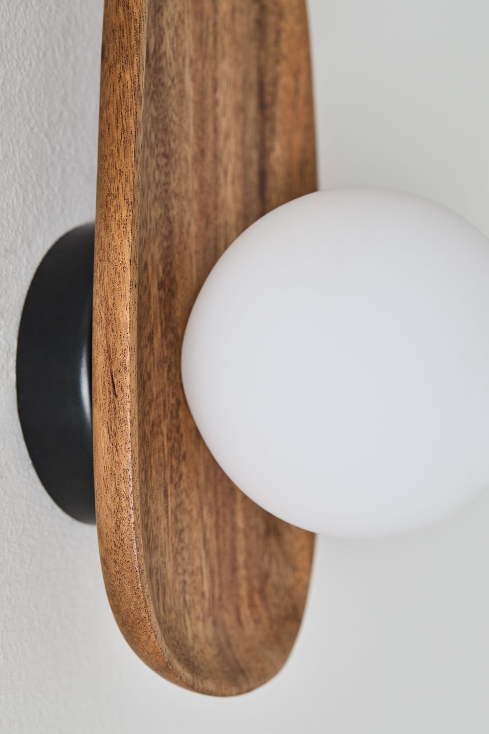 Lampada da parete Freidy in legno di acacia, immagine della galleria 4