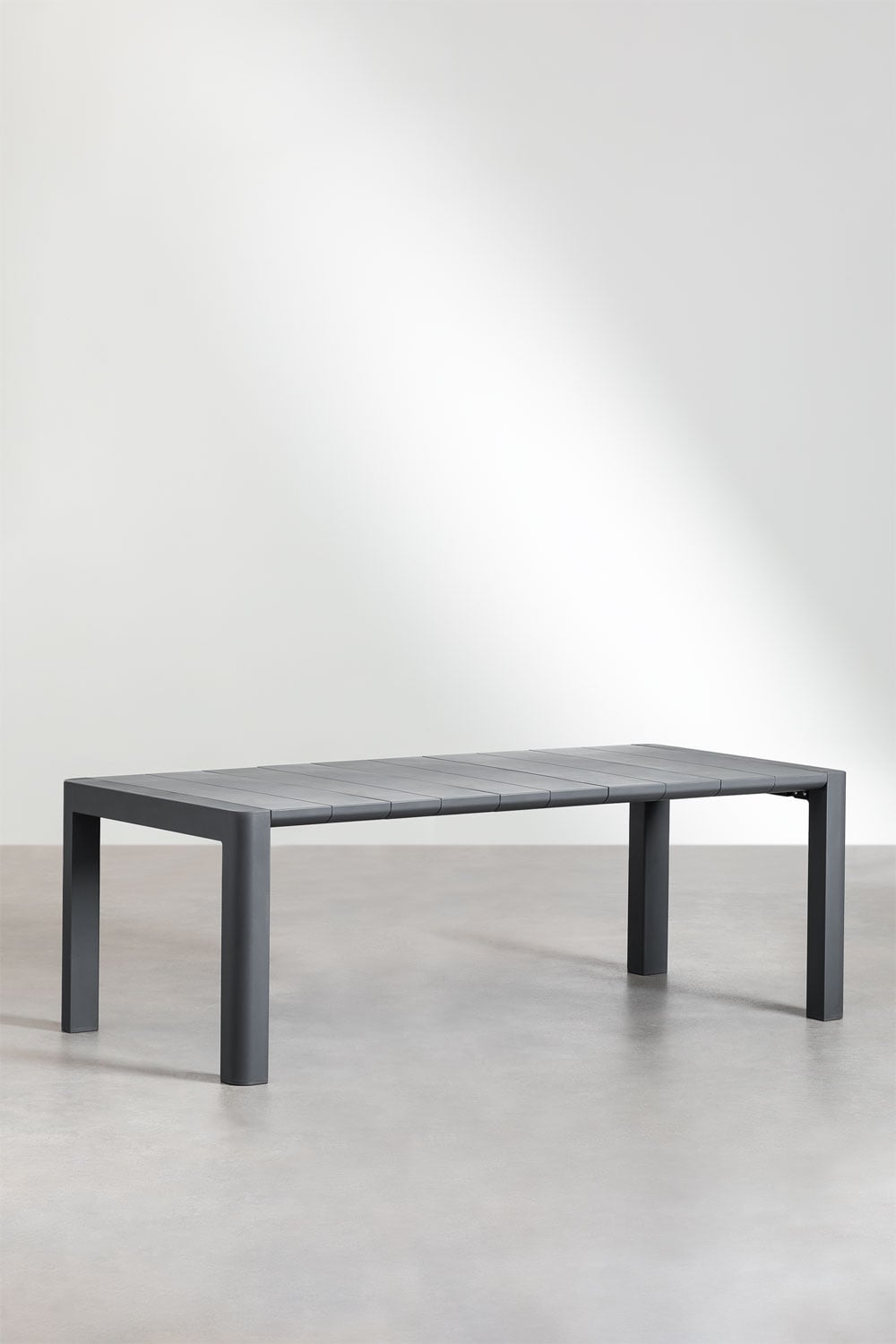 Set da tavolo rettangolare 220x100 cm Arnadine e 8 sedie da giardino impilabili con braccioli in polipropilene Omara, immagine della galleria 4