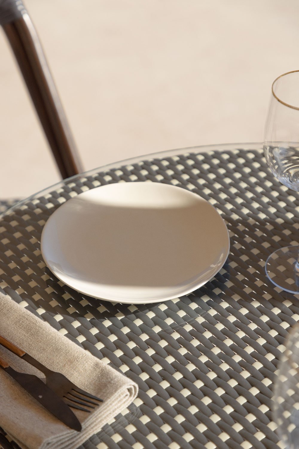 Set Tavolo Rotondo (Ø80 cm) e 2 Sedie da Giardino Impilabili in Alluminio e Rattan Sintetico Brielle Bistro, immagine della galleria 2