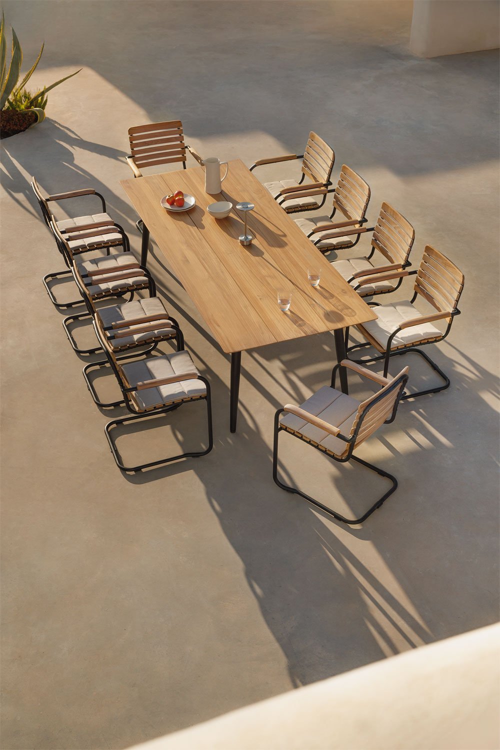 Set tavolo rettangolare (240x100 cm) e 10 sedie da giardino con braccioli in legno di teak e alluminio Lowel     , immagine della galleria 1