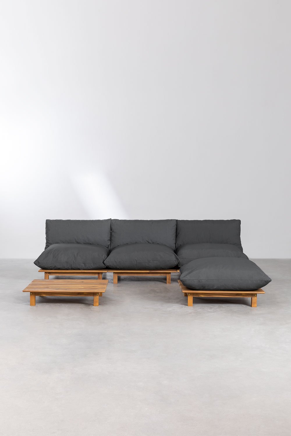Set da salotto con divano modulare reclinabile a 3 pezzi, tavolino da centro e pouf in legno di acacia Brina, immagine della galleria 3