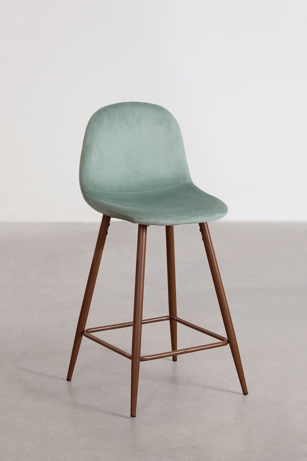 Sgabello alto 65 cm in velluto verde abete e gambe finitura legno scuro Glamm, immagine della galleria 2