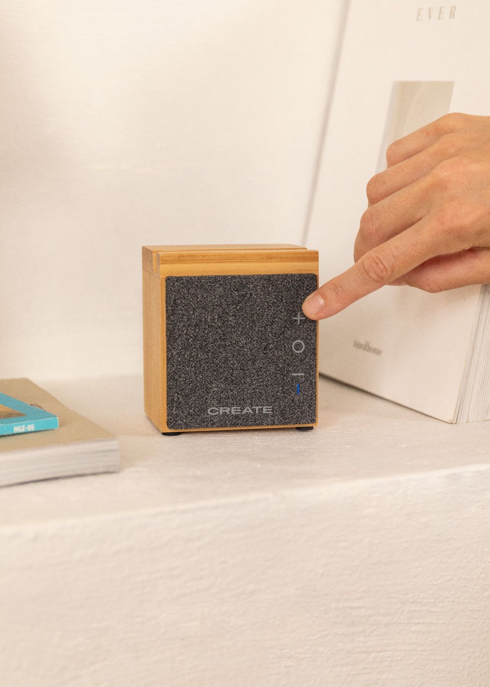 CREATE - SPEAKER MINI PRO BAMBOO - Altoparlante Speaker Bluetooth in bambù con supporto per smartphone, immagine della galleria 3