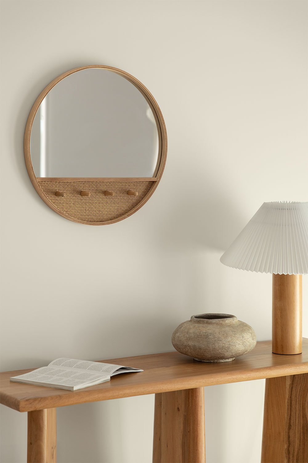 Specchio da parete rotondo con appendiabiti in legno Tinka, immagine della galleria 1