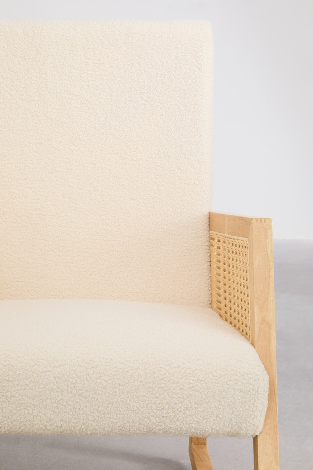 Sedia a dondolo Tivisa in rattan e pelle di pecora, immagine della galleria 3