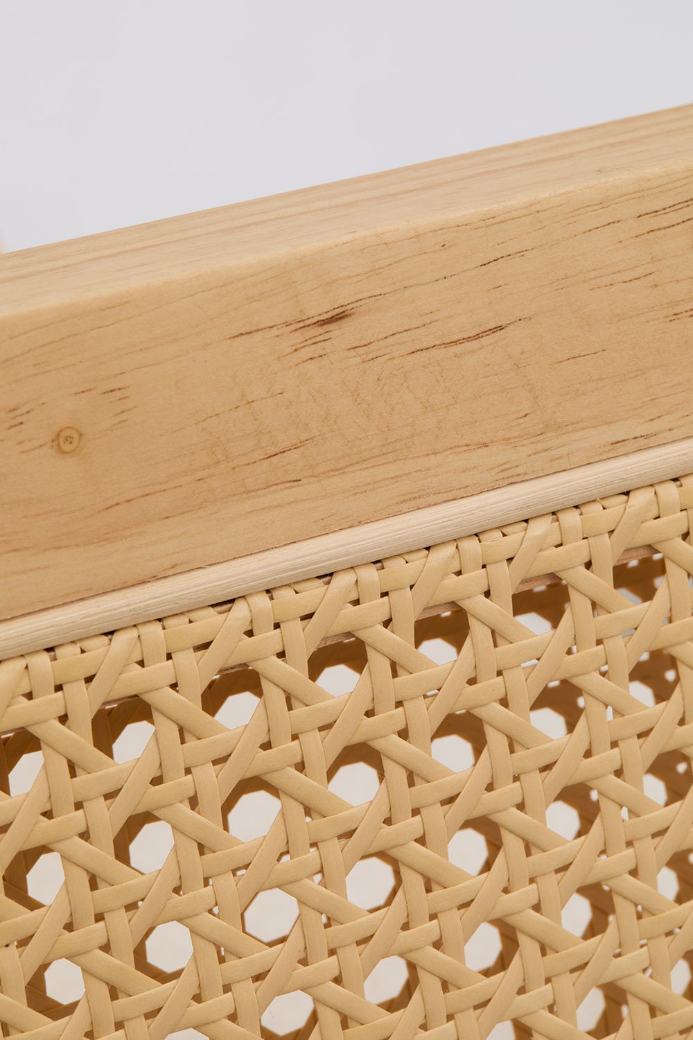 Sedia a dondolo Tivisa in rattan e pelle di pecora, immagine della galleria 6