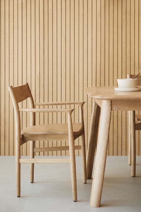 Sedia da pranzo con braccioli in legno di rovere Mireita