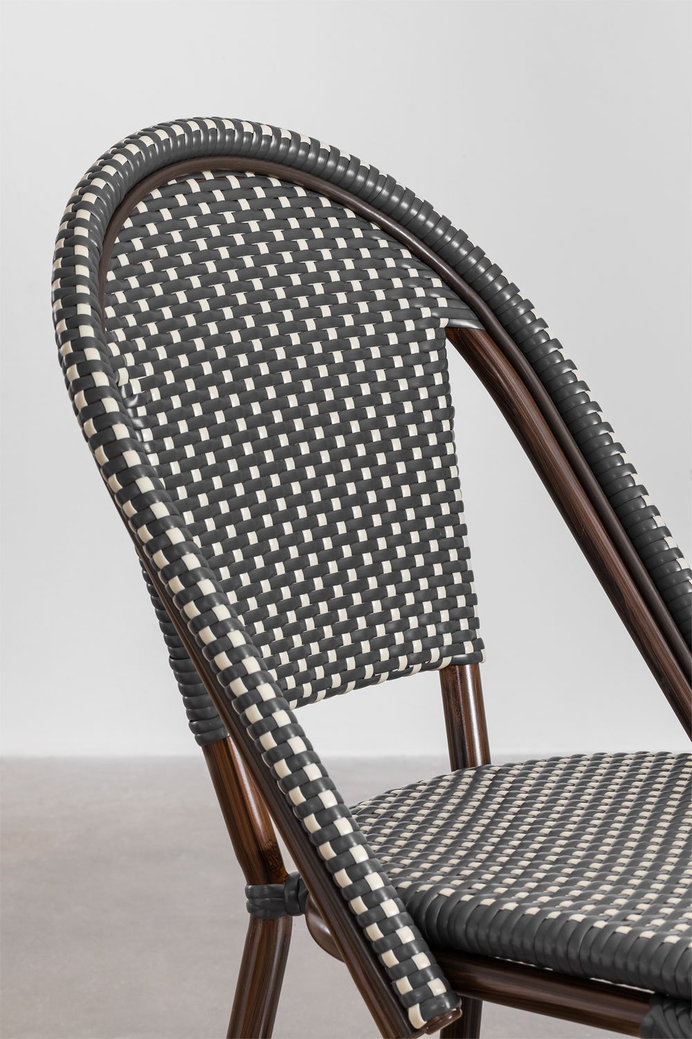 Set di 2 sgabelli alti impilabili con schienale in alluminio e rattan sintetico Brielle Bistro, immagine della galleria 4