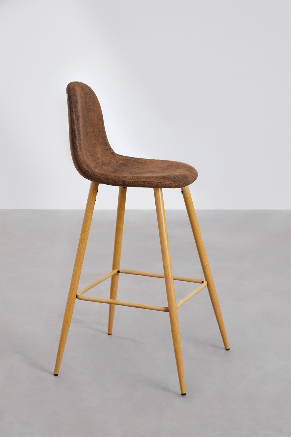 Sgabello alto 75 cm in similpelle caffè vintage e gambe finitura legno naturale Glamm, immagine della galleria 2