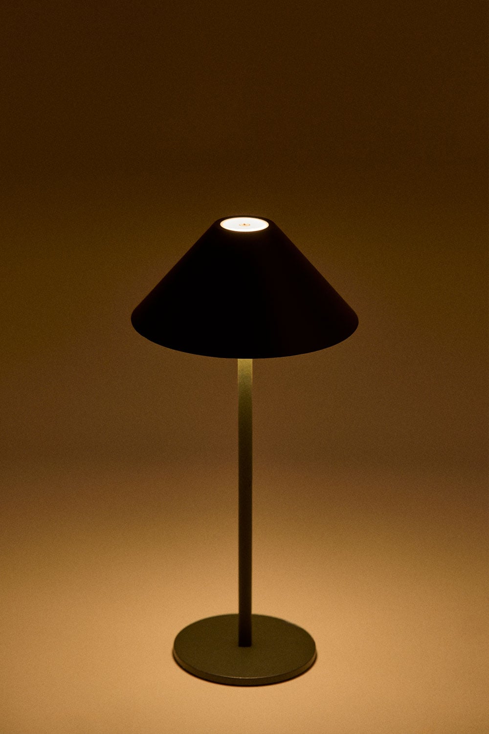 Lampada da tavolo LED wireless in ferro Nebida, immagine della galleria 3