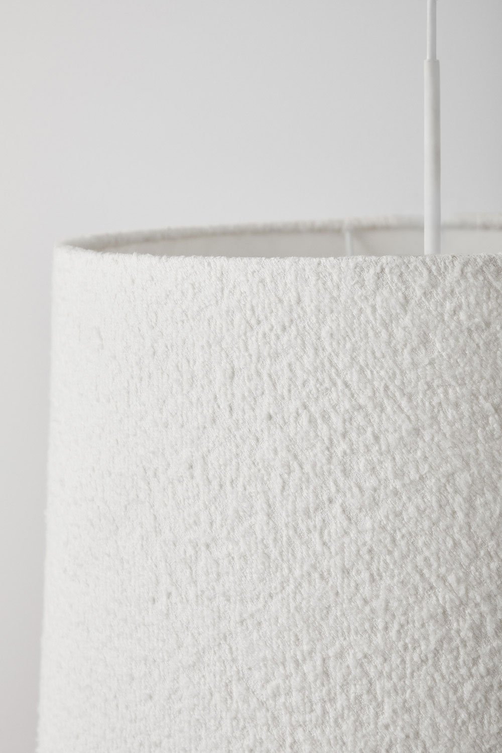 Lampada da soffitto in tessuto bouclé Delmore, immagine della galleria 6