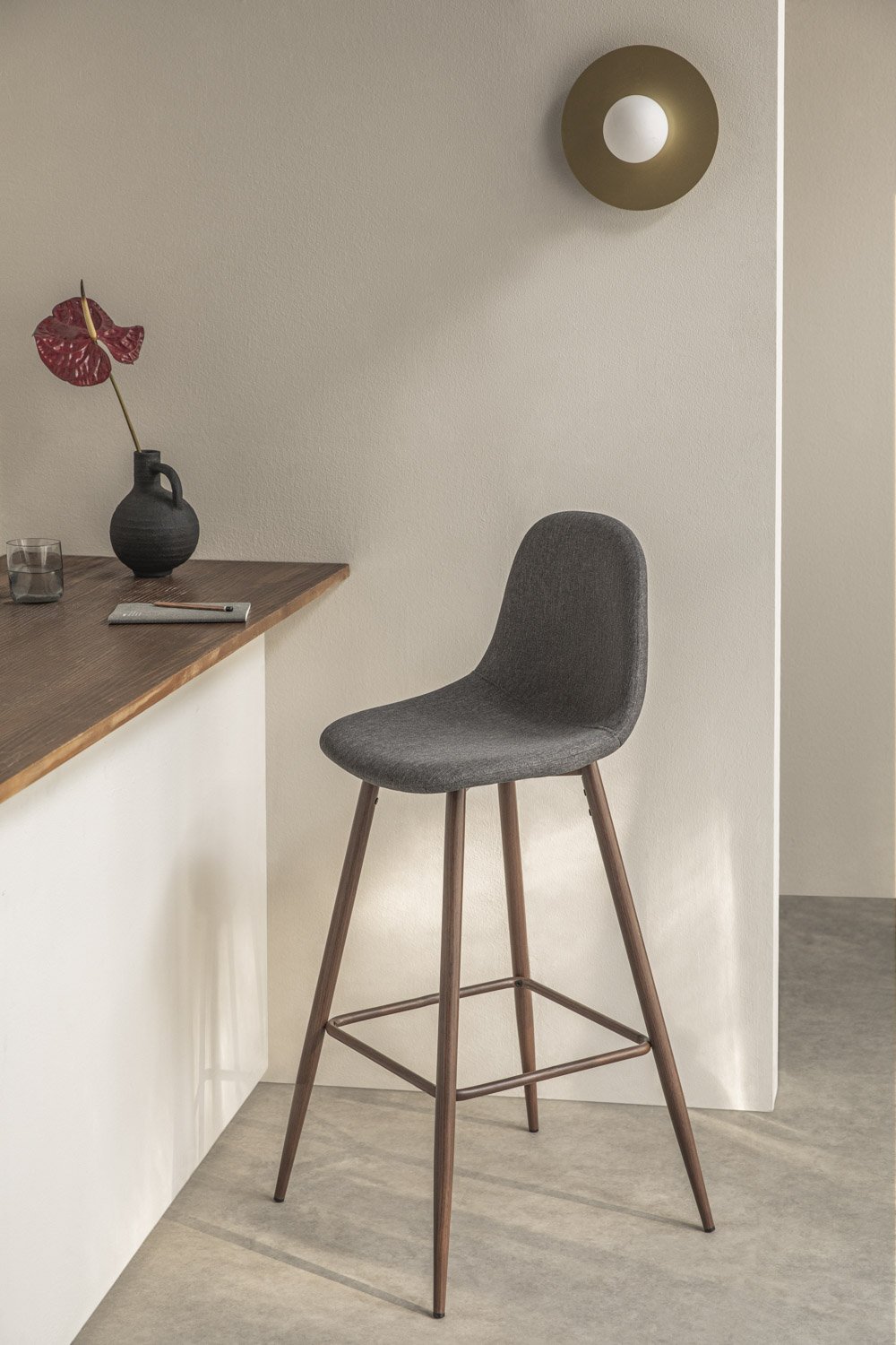 Sgabello alto 65 cm in tessuto grigio antracite e gambe finitura legno scuro Glamm, immagine della galleria 1