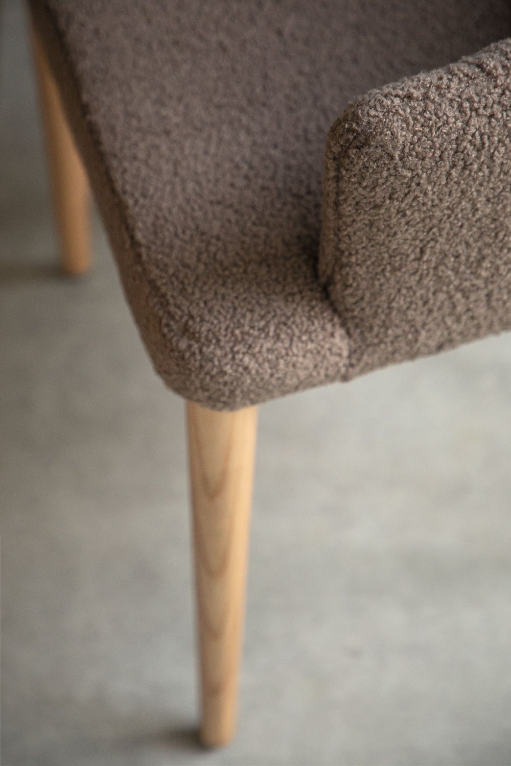 Sedia da pranzo con braccioli in shearling Banfil, immagine della galleria 2