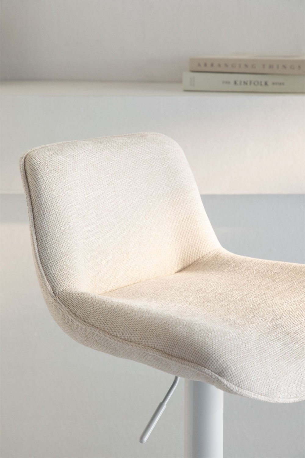 Pack di 2 sgabelli alti regulabili con schienale in tessuto beige tapioca e gamba bianca Igarasi, immagine della galleria 2