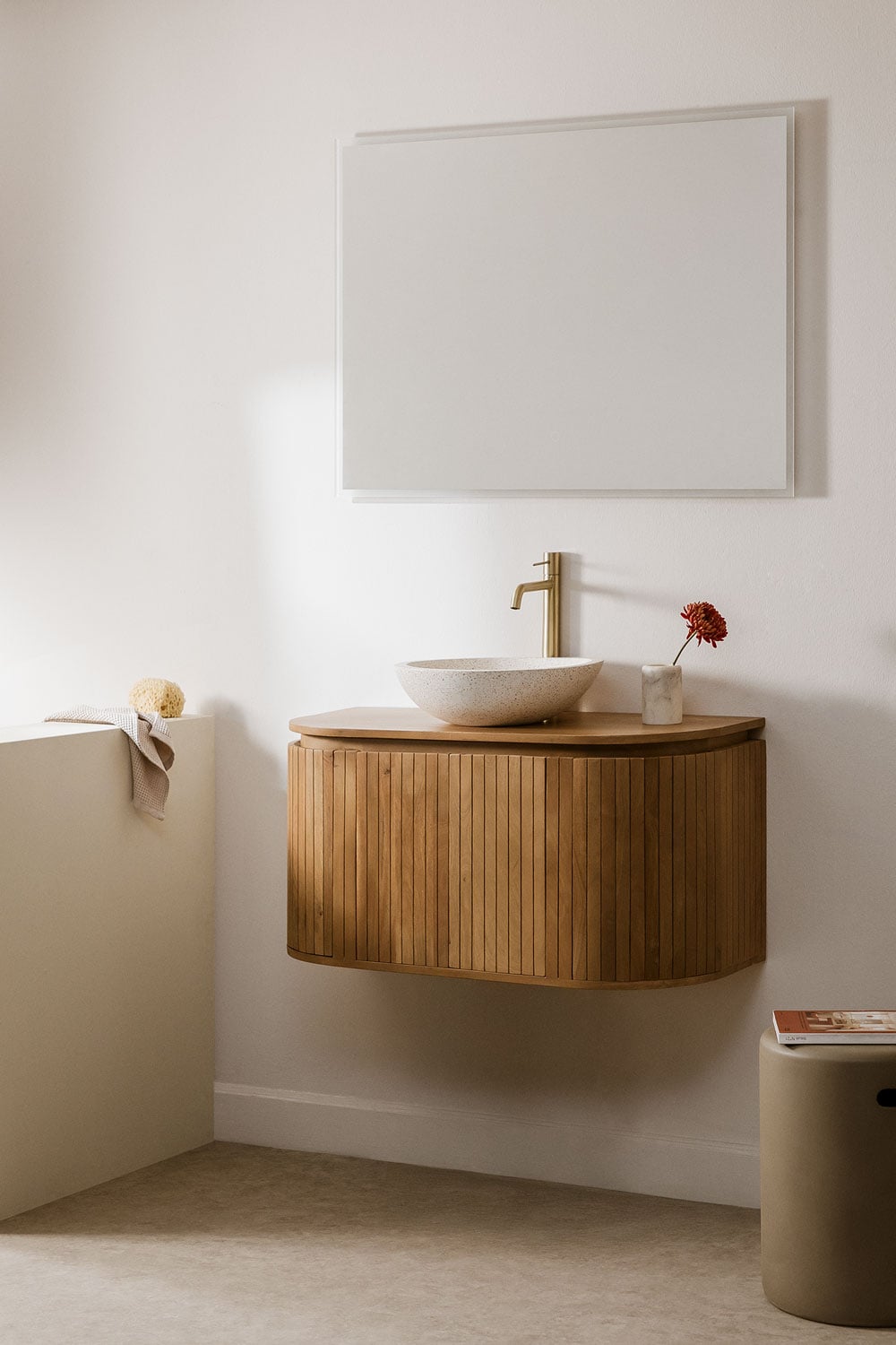Set di mobili da bagno sospesi in legno con lavabo integrato Aldeia - SKLUM