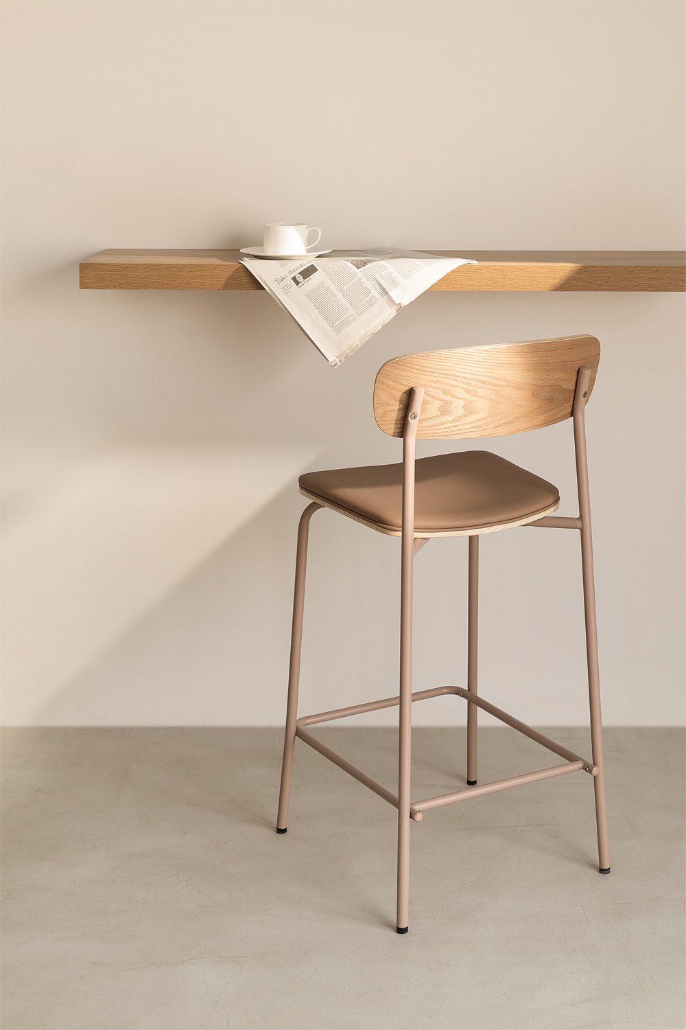Sgabello alto impilabile Wilpier 65cm in ferro e legno, immagine della galleria 1