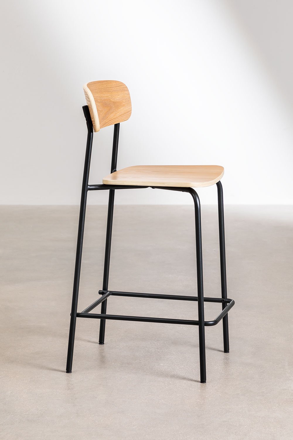 Confezione da 2 sgabelli alti impilabili 65cm in ferro e legno Wilpier, immagine della galleria 4