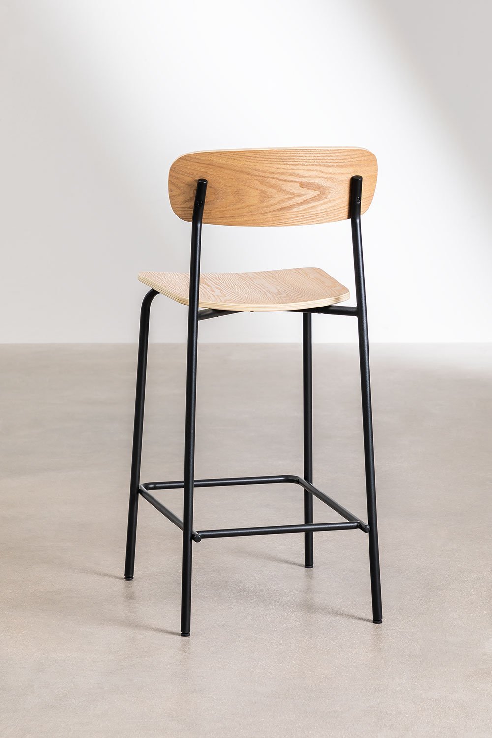 Confezione da 2 sgabelli alti impilabili 65cm in ferro e legno Wilpier, immagine della galleria 5