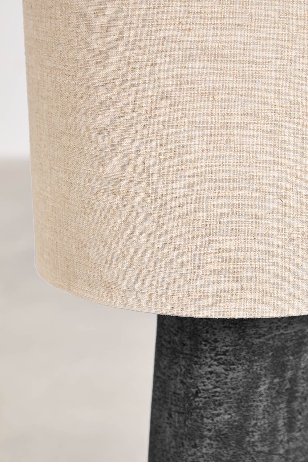 Lampada da terra in lino e fibra di vetro Loana, immagine della galleria 5