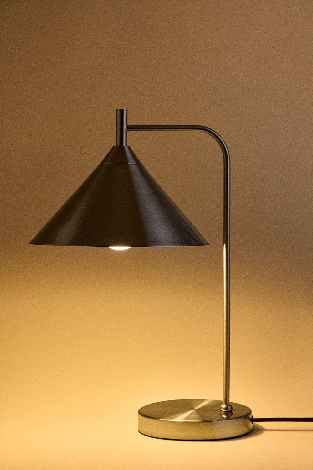 Lampada da tavolo in ferro Cambrea, immagine della galleria 3