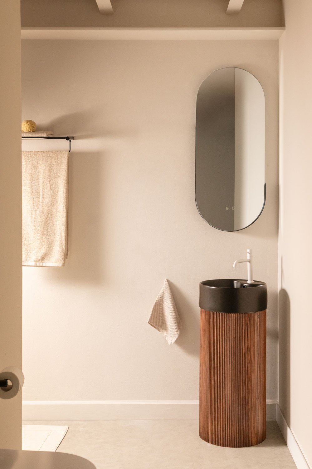 Set mobili da bagno in legno con lavabo in ceramica Maude integrato, immagine della galleria 1