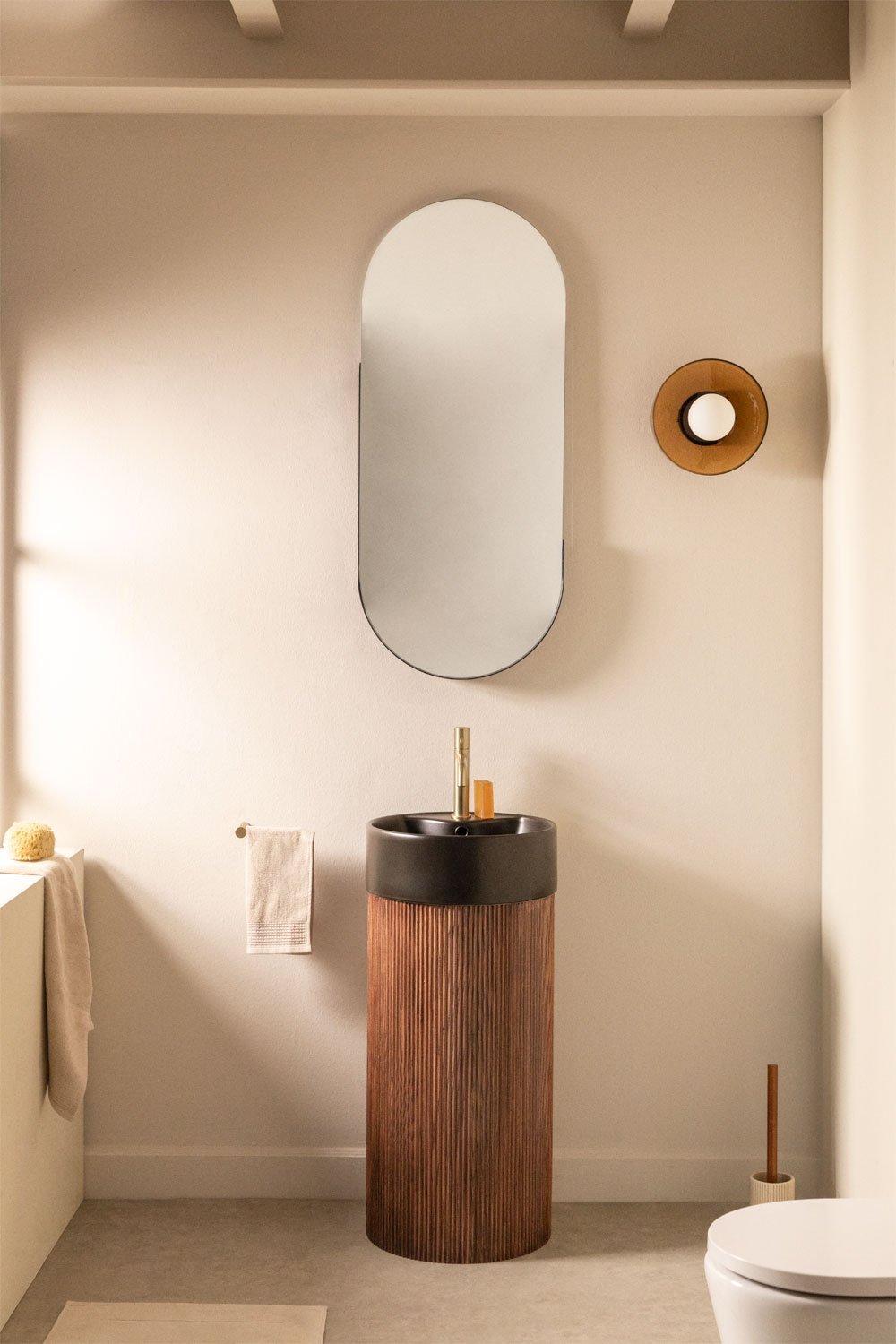 Set mobili da bagno in legno con lavabo in ceramica Maude integrato, immagine della galleria 1