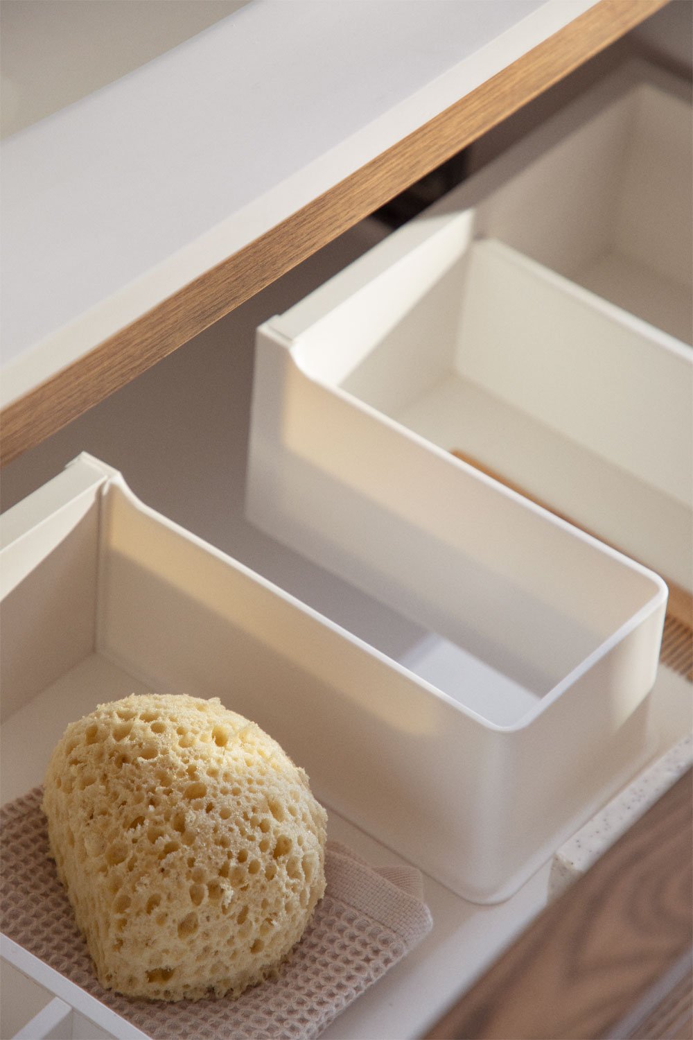 Set mobili da bagno in legno Solea con lavabo integrato, immagine della galleria 2