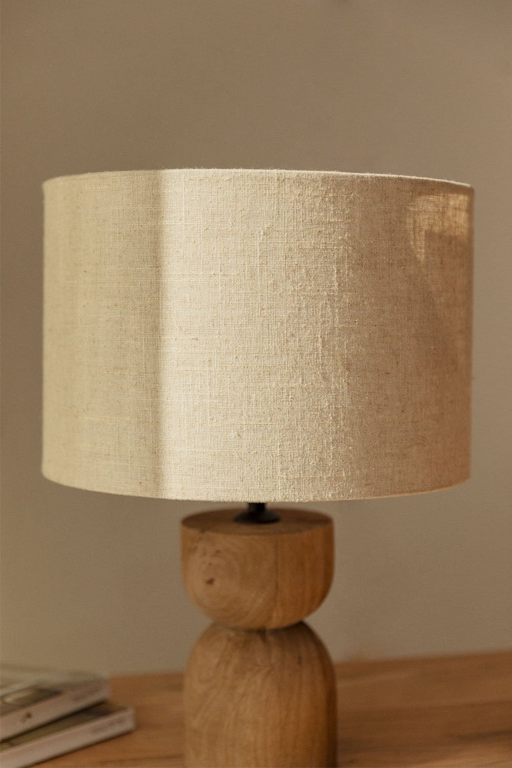 Lampada da tavolo ↑40 cm in legno di mango e lino Gabina, immagine della galleria 2