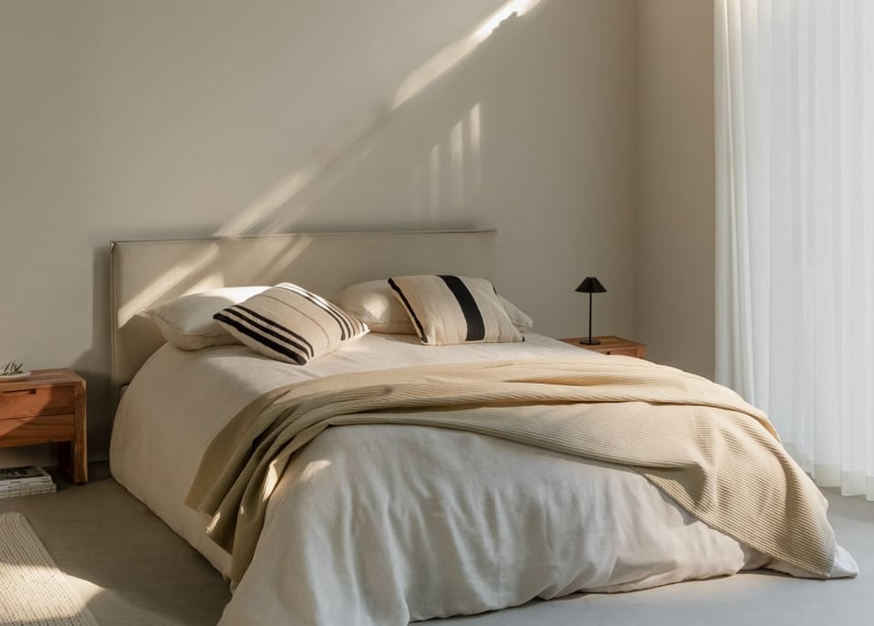 Letto per materasso 200x200cm con contenitore ribaltabile in tessuto bianco panna Lorea - Tessuto Bianco Antico