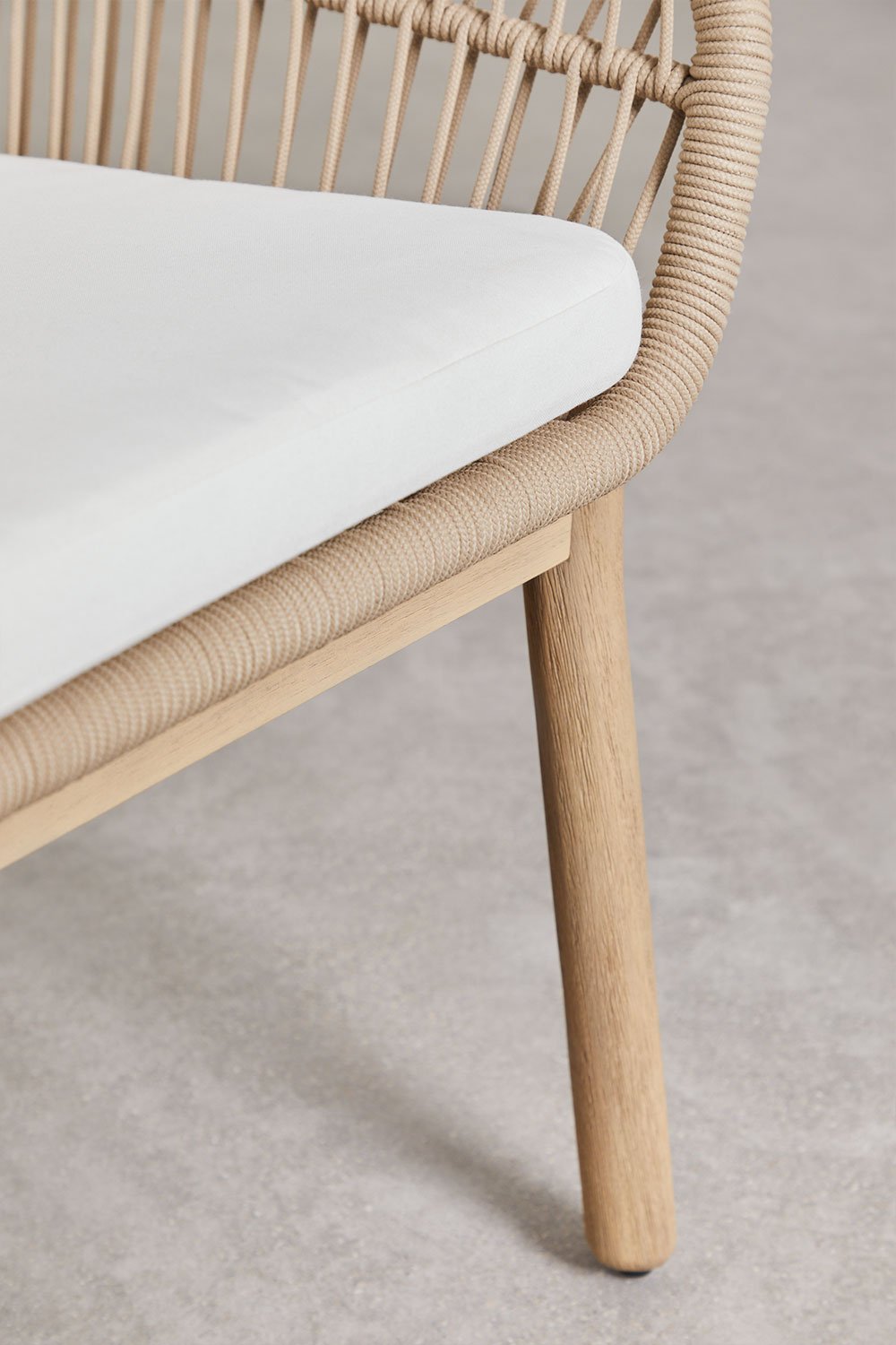 Sedia da pranzo con braccioli in legno di acacia e corda intrecciata Karvia, immagine della galleria 5