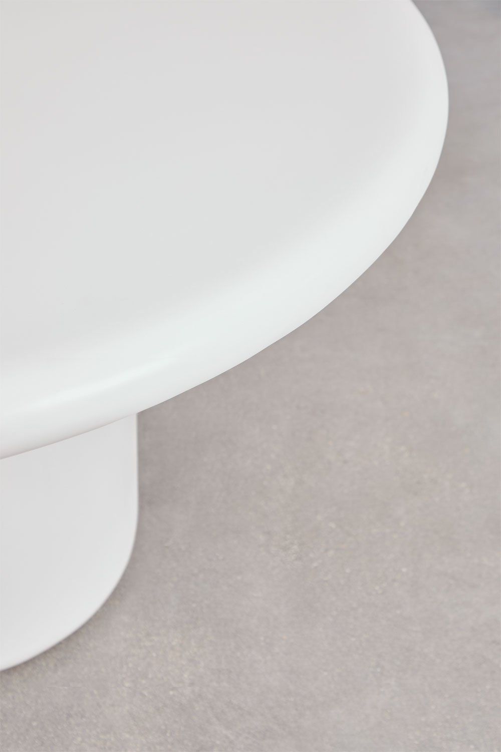 Set tavolo rotondo Ø120 cm in cemento Namara e 4 sedie da giardino con braccioli in legno di acacia Uleno, immagine della galleria 4