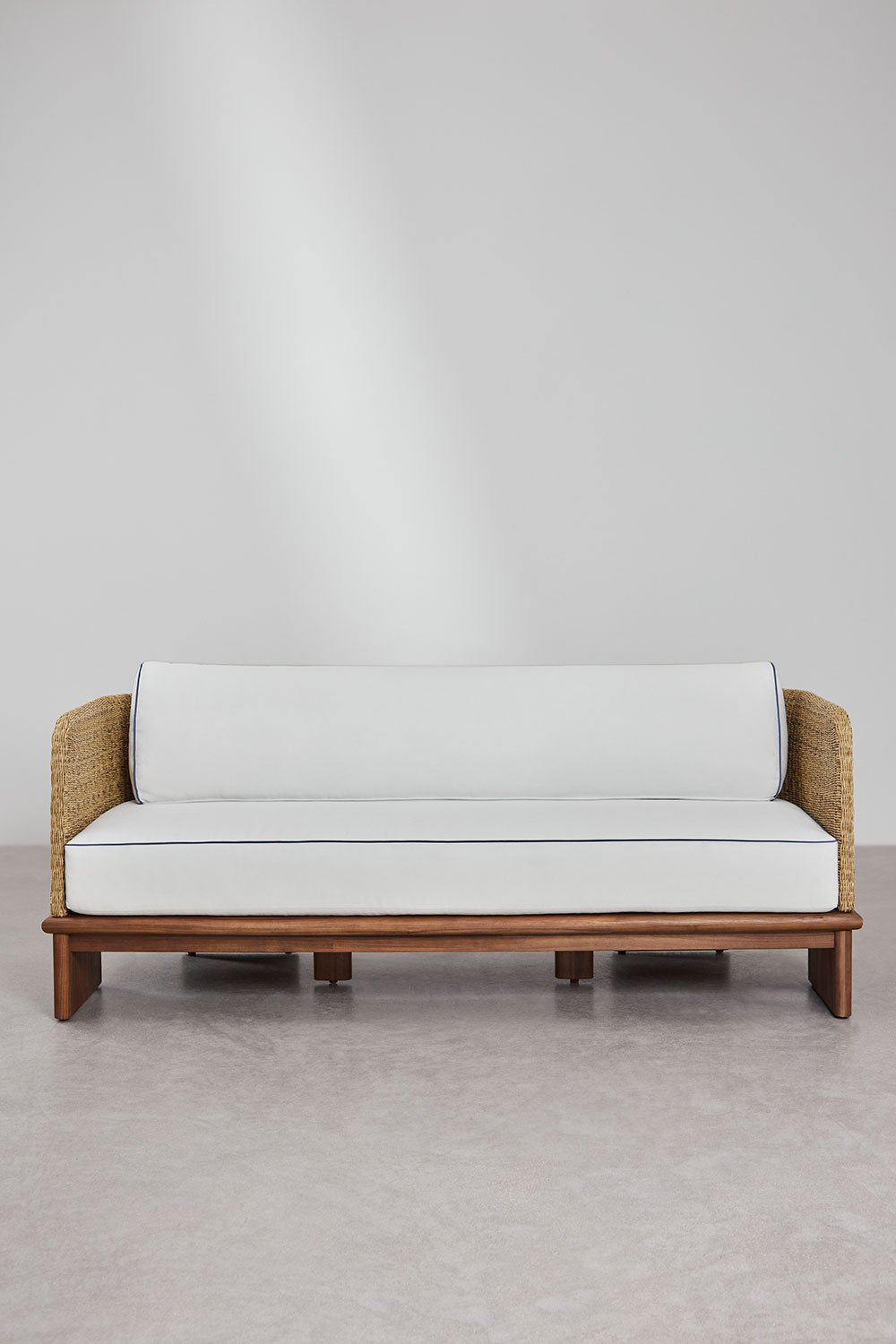 Set da giardino con divano 3 posti e 2 tavolini in rattan e legno di acacia Famara, immagine della galleria 5