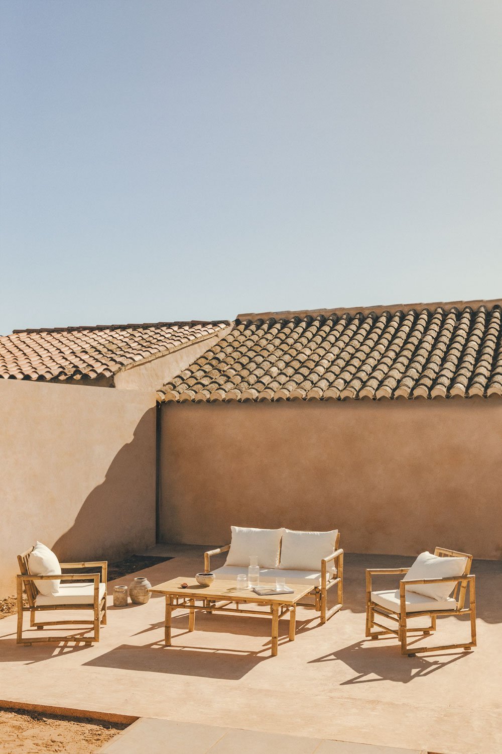 Set da giardino con divano 2 posti, 2 poltrone e tavolino in bambù Livayna , immagine della galleria 1