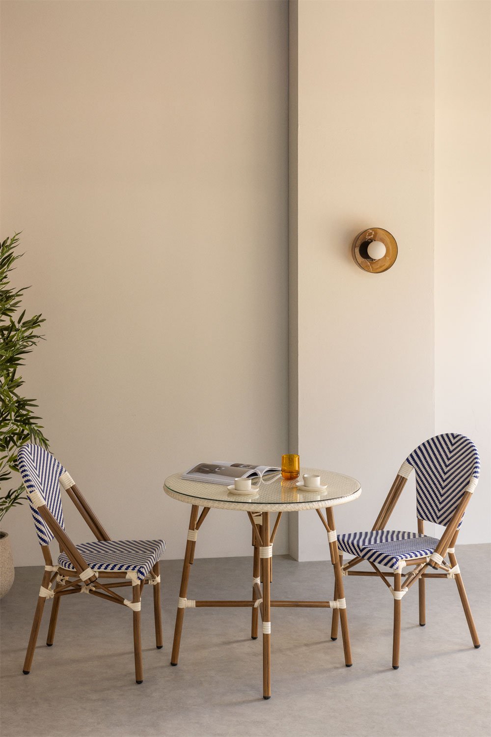 Set tavolo rotondo Ø80 cm e 2 sedie da pranzo impilabili in alluminio Brielle Bistro, immagine della galleria 1