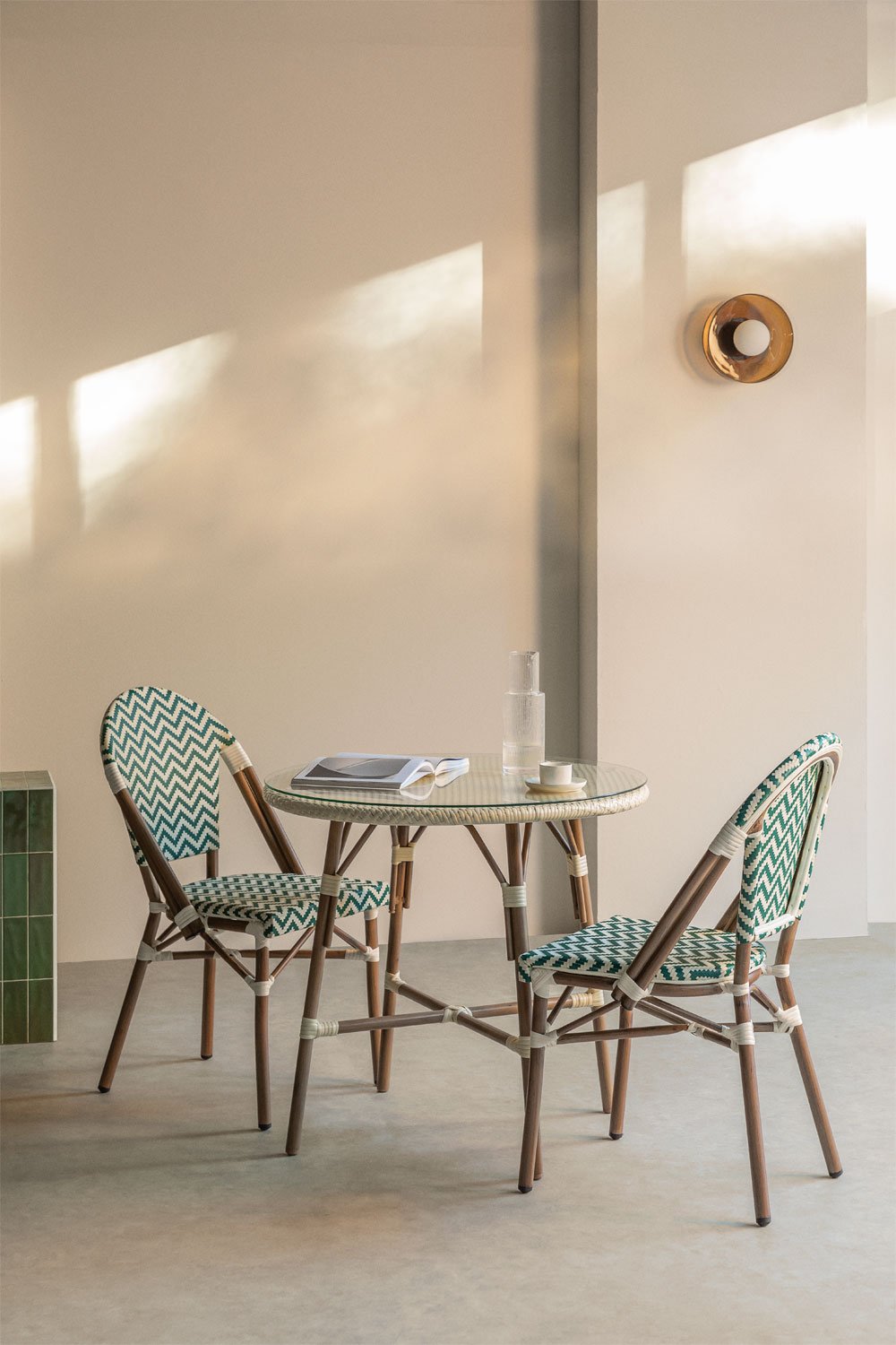 Set da tavolo rotondo Ø80 cm e 2 sedie da pranzo impilabili in alluminio e rattan sintetico Brielle Bistro, immagine della galleria 1