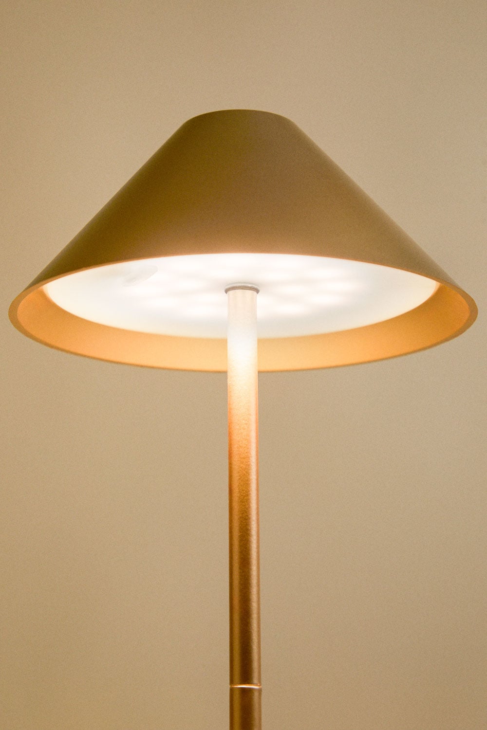 Lampada da tavolo LED wireless in ferro Nebida, immagine della galleria 5