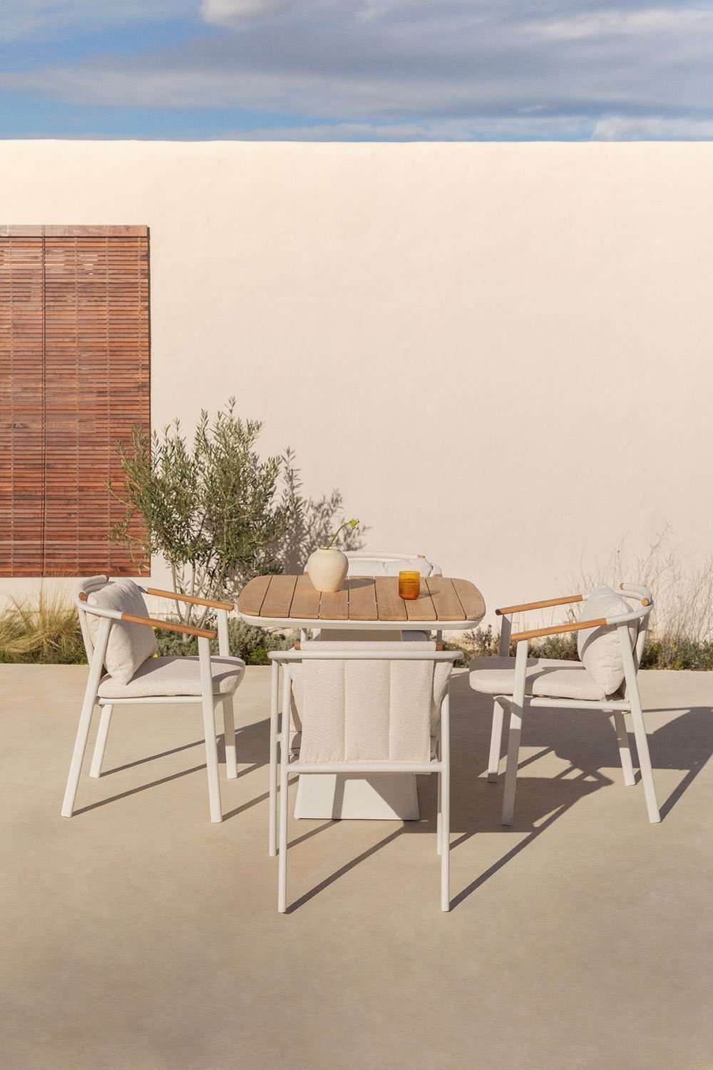 Set tavolo quadrato 90x90 cm in alluminio e legno di teak Inkeri e 4 sedie da giardino in alluminio e tessuto bouclé Yervin, immagine della galleria 1