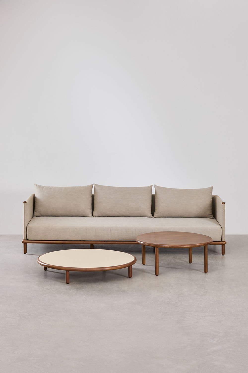 Set soggiorno con divano 3 posti e 2 tavolini rotondi in legno di acacia Olivia, immagine della galleria 1