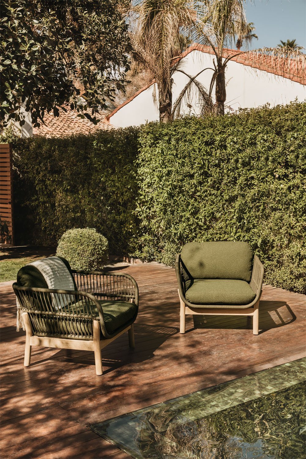 Confezione da 2 poltrone da giardino Karvia in alluminio e legno di acacia , immagine della galleria 1