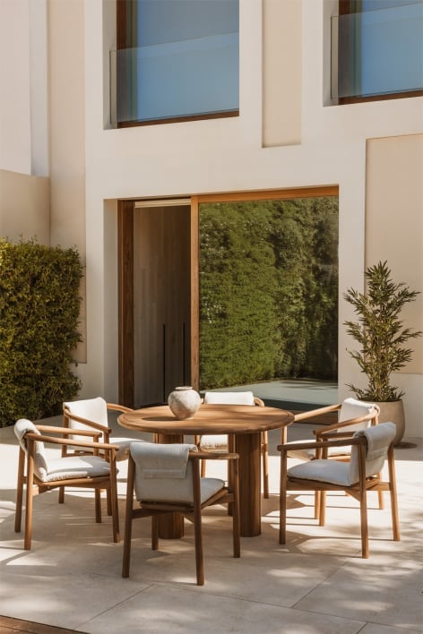 Set tavolo rotondo Ø120 cm in legno di acacia Danara e 6 sedie da giardino con braccioli in legno di acacia Elmina
