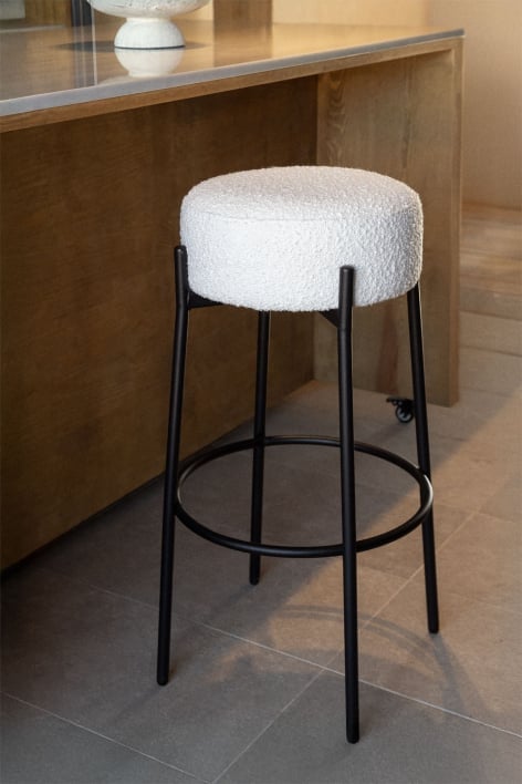 Sgabello alto 75 cm in tessuto bouclé bianco e gambe nero opaco Anisa