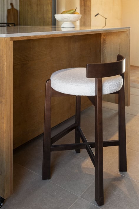 Sgabello alto 65 cm in legno di rovere scuro e tessuto bouclé bianco Manila