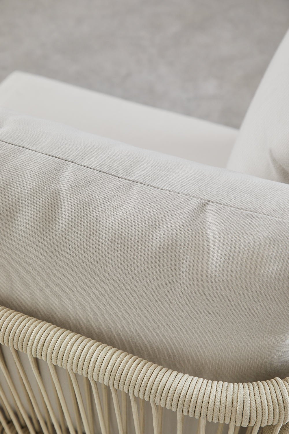 Set soggiorno con divano componibile 4 pezzi con 2 poltrone angolari, tavolino e pouf in legno di acacia Dailin, immagine della galleria 4