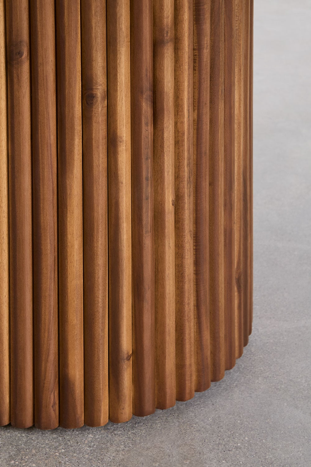 Tavolo da giardino rettangolare in cemento e legno di acacia Sirvon, immagine della galleria 7