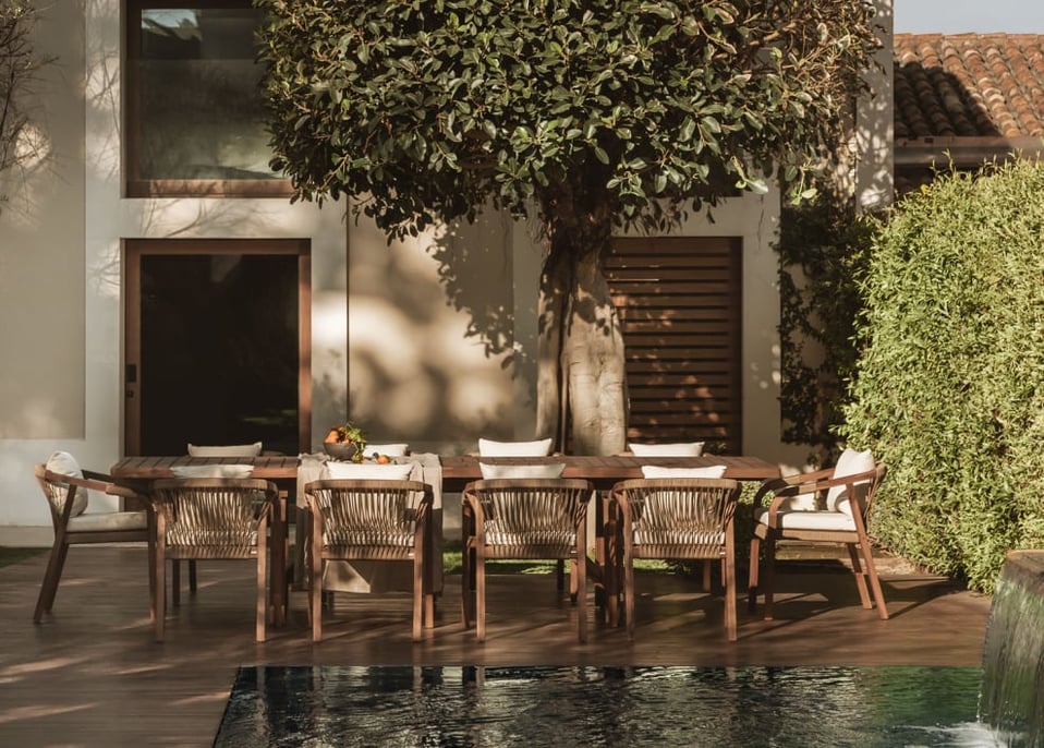 Set tavolo rettangolare allungabile 200-260-320x100 cm e 10 sedie da giardino con braccioli in legno di acacia Dubai