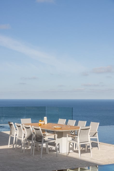 Set tavolo rettangolare 260x110 cm in alluminio e legno di teak Inkeri e 10 sedie da giardino impilabili in alluminio Elvira