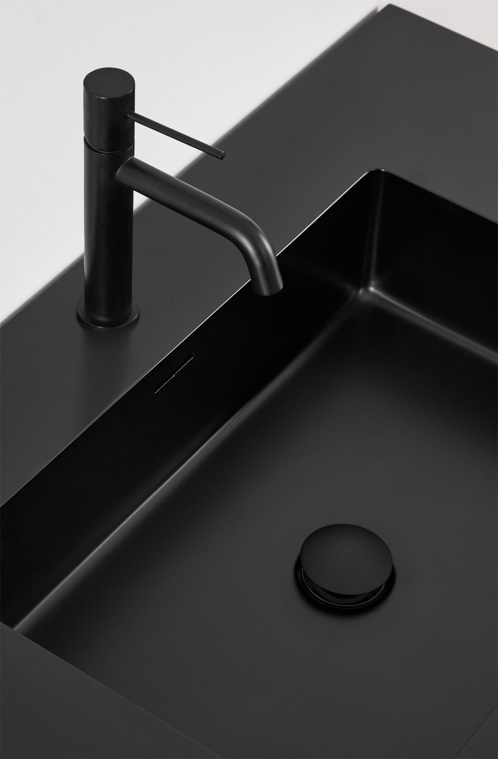 Set di mobili da bagno in legno con lavabo integrato Misene, immagine della galleria 4