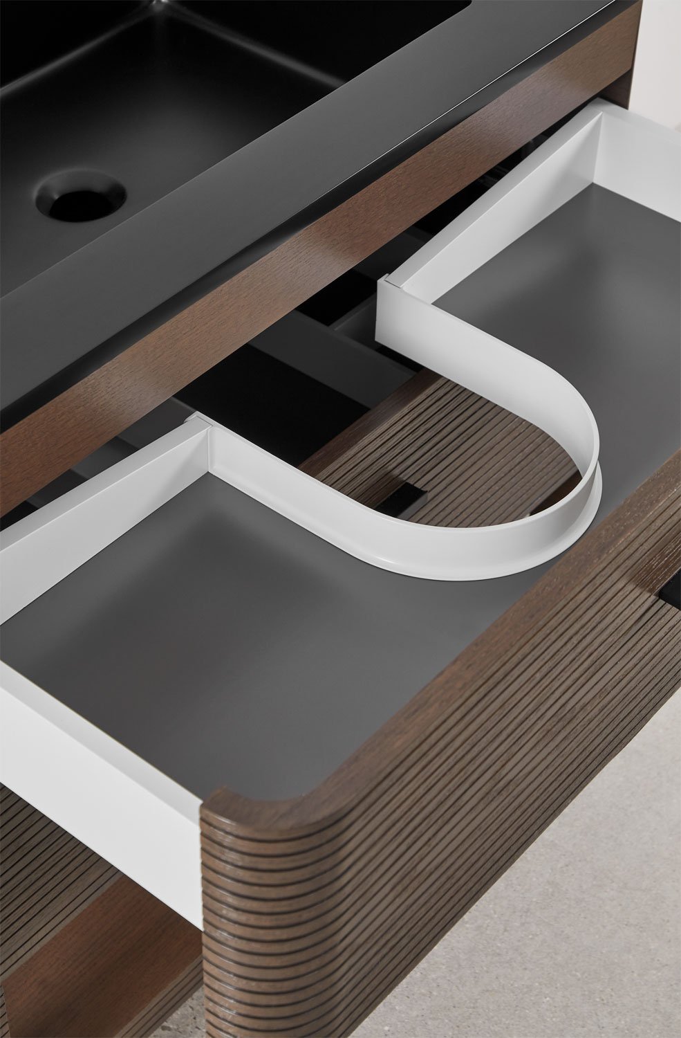 Set di mobili da bagno in legno con lavabo integrato Misene, immagine della galleria 6