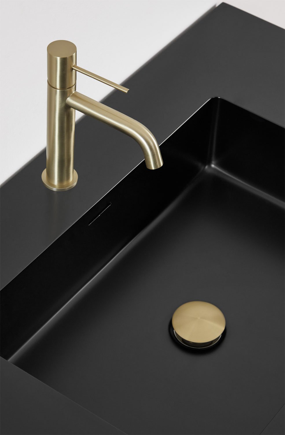 Set di mobili da bagno in legno con lavabo integrato Misene, immagine della galleria 4